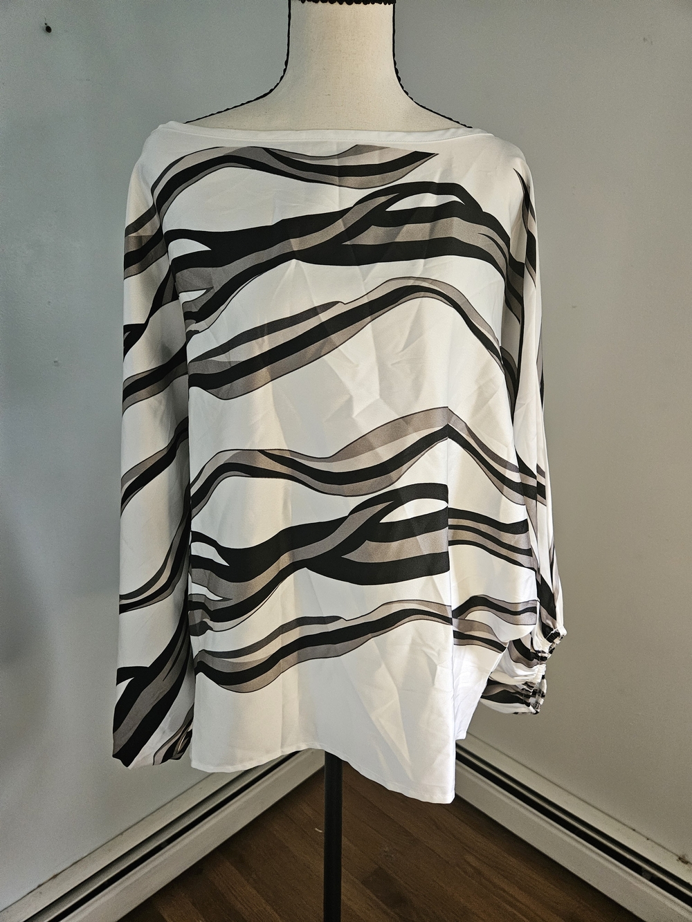 Boatneck Wavy Stripe Blouse in White & Black
